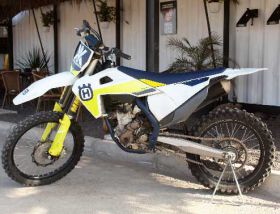 Husqvarna FC 350 in front of the company 365MX